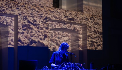 zdjęcie kobiety przy mikserze dźwięków, w tle wizualizacje