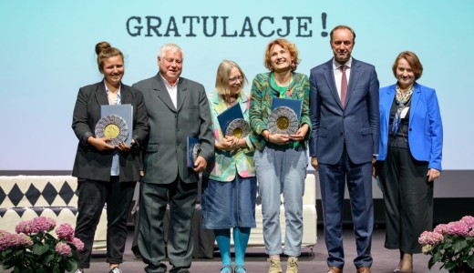 zdjęcie 6 osób na scenie 4 kobiety i jeden mężczyzna. Trzymają nagrody, w tle napis "gratulacje"