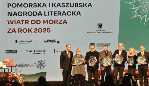 zdjęcie ludzi na scenie, w tle napis "pomorska i kaszubska nagroda literacka "wiatr od morza za rok 2025"
