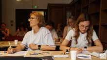 zdjęcia 6 kobiet siedzą w ławkach, piszą