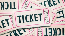 zdjęcie rozsypanych biletów. białe kartoniki z różową ramką i napisem "ticket"