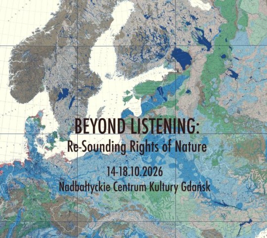 Plakat przedstawiający mapę Europy w stonowanych kolorach, z widocznymi akwenami i ukształtowaniem terenu. Na środku znajduje się tekst: „BEYOND LISTENING: Re-Sounding Rights of Nature”, a poniżej daty „14–18.10.2026” oraz informacja „Nadbałtyckie Centrum Kultury Gdańsk”.