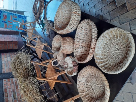 Stół, na którym leżą koszyki. 