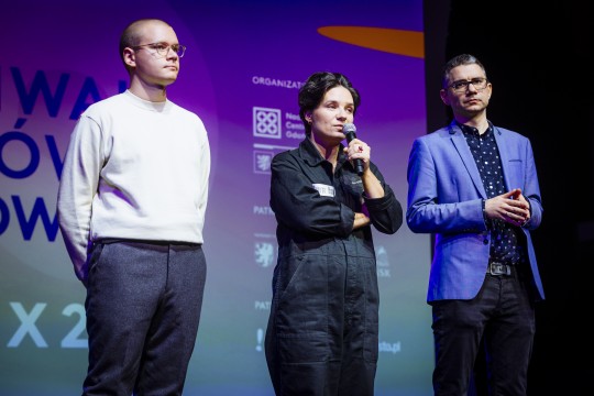 zdjęcie dwóch mężyczn i kobiety, mówią do mikrofonu