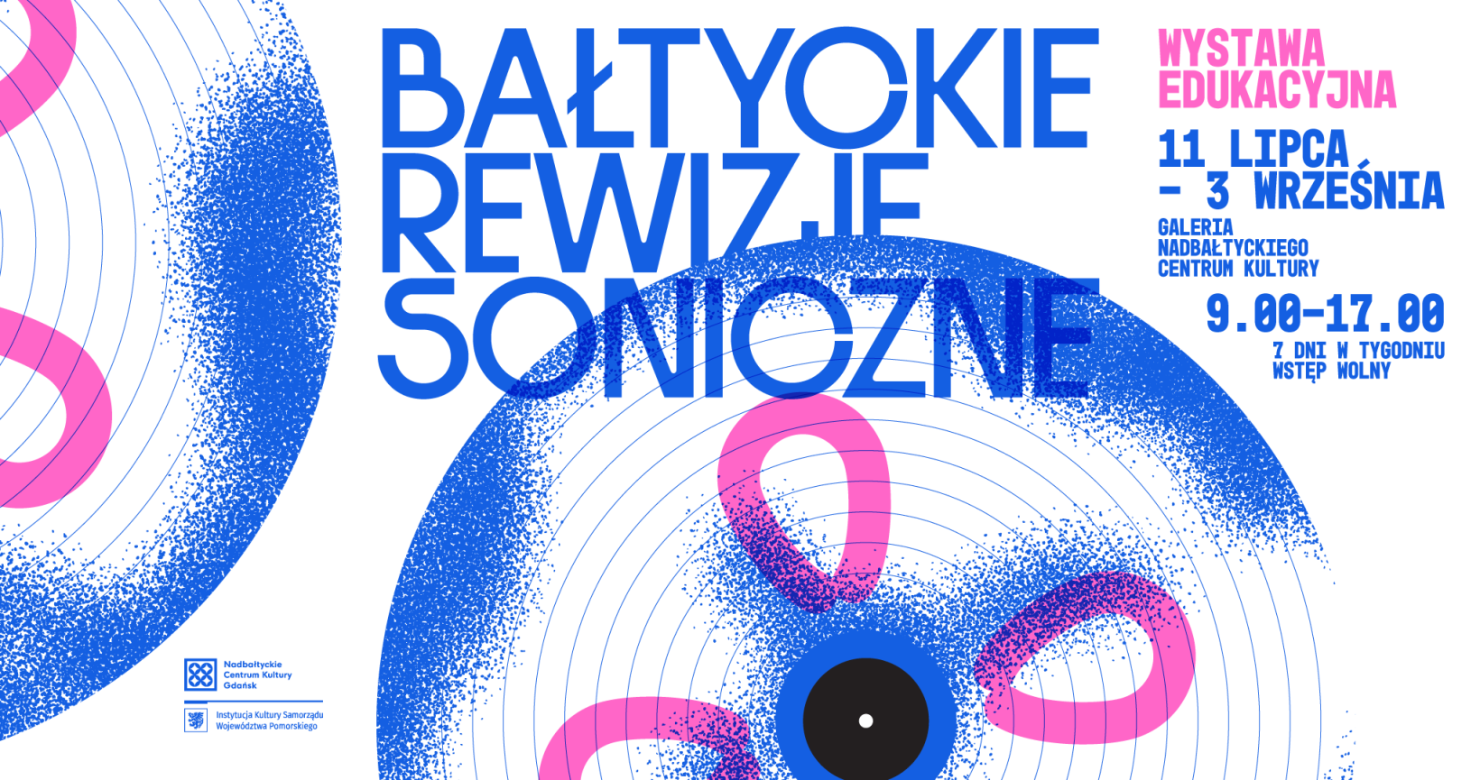 Plakat wystawy edukacyjnej „Bałtyckie Rewizje Soniczne”. Na jasnym tle widoczna jest abstrakcyjna kompozycja inspirowana falami dźwiękowymi: koncentryczne okręgi, niebieskie punkty i różowe pętle. Na plakacie podano termin wystawy (11 lipca – 3 września), miejsce (Galeria NCK) oraz godziny otwarcia.