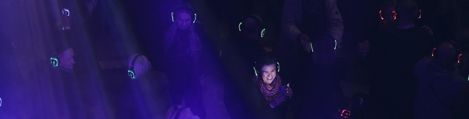 Osoby tańczą ze słuchawkami