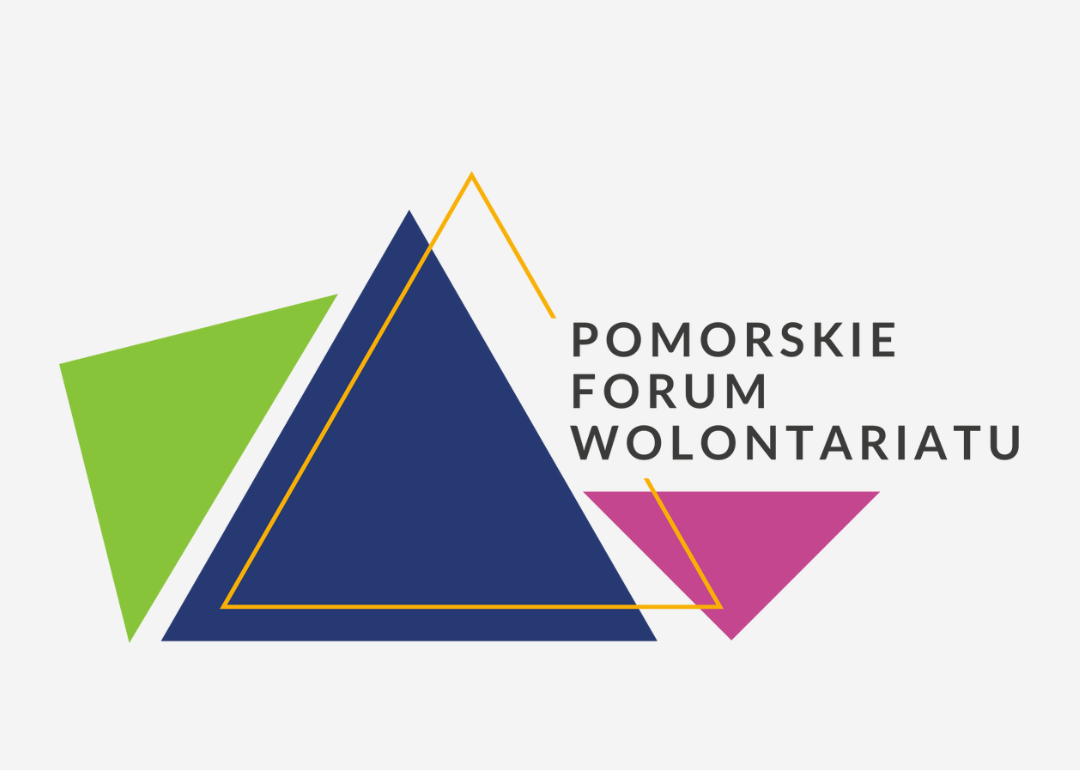grafika pomorskiego forum wolontariatu, cztery trójkąty różnej wielkości i kolorów
