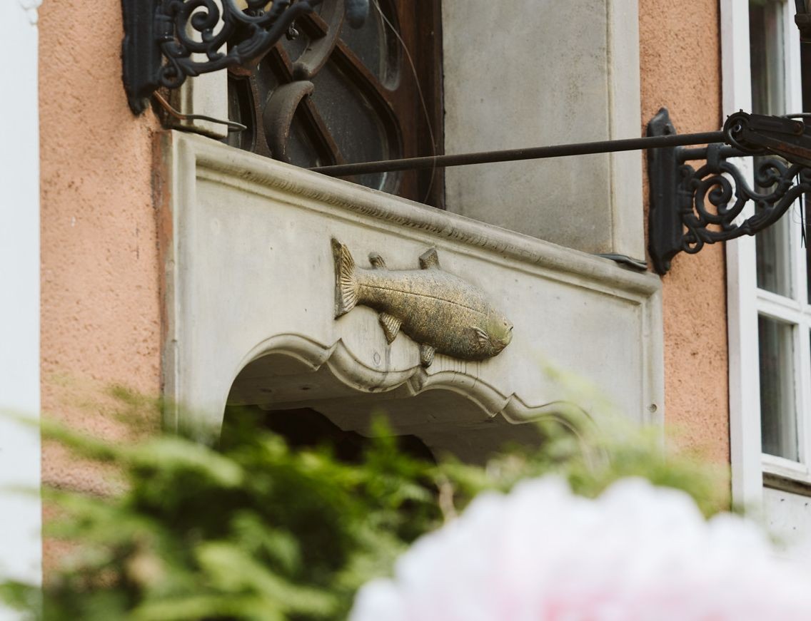 zdjęcie dekoracji architektonicznej na kamienicy - ryba