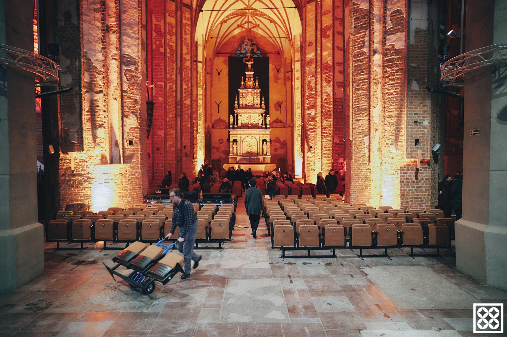 widok na nawę główną centrum św. jana