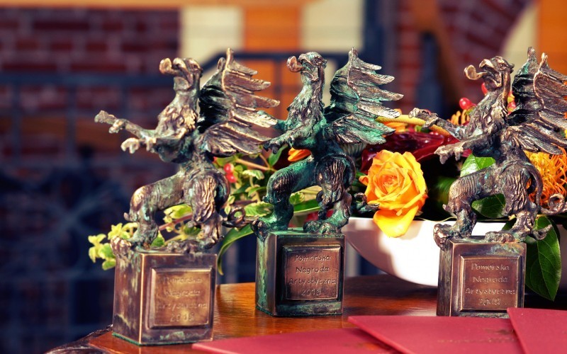 zdjęcie statuetek pomorskiego gryfa - wyróżnienie - pomorska nagroda artystyczna