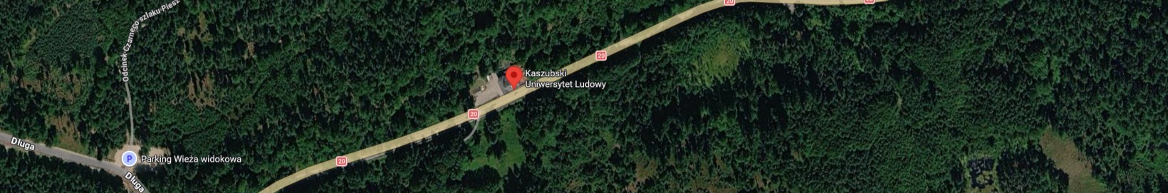 Widok satelitarny leśnego obszaru z drogą krajową nr 20 przebiegającą przez środek. Przy drodze zaznaczono lokalizację Kaszubskiego Uniwersytetu Ludowego oraz parking przy wieży widokowej. Wokół gęsty las i pojedyncze polany