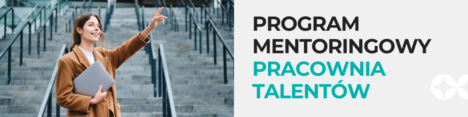 Uśmiechnięta młoda kobieta w płaszczu stoi na szerokich schodach na zewnątrz, trzyma laptop i wskazuje ręką w dal. Po prawej stronie grafiki widnieje napis: „Program mentoringowy Pracownia Talentów”.