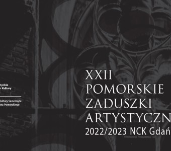czarne zdjęcie, w tle elementy okna gotyckiego, łuki, rozety, napis "XXII Pomorskie Zaduszki Artystyczna"