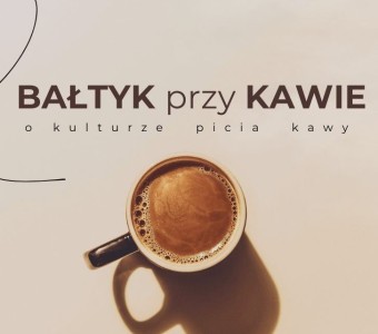 Napis Bałtyck przy kawie, zdjęcie filżanki kawy z góry