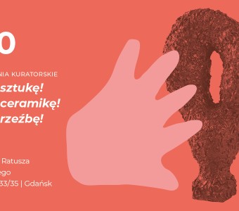 grafika w kolorze ciemnoróżowym z nazwą wydarzenia, datą, a po prawej stronie jest jedna rzeźba i graficznie przedstawiona ręka