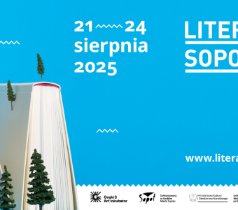 grafika do festiwalu Literacki Sopot 2025 — data: 21–24 sierpnia, tło niebieskie, książki jako góry z drzewami, adres www.literackisopot.pl