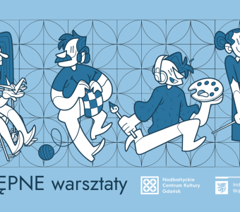 Ilustracja promująca dostępne warsztaty: pięć stylizowanych postaci podczas różnych aktywności artystycznych (osoba na wózku rysująca, osoba robiąca na drutach, osoba z psem asystującym i słuchawkami, osoba malująca, osoba tworząca ceramikę). Na dole napis „DOSTĘPNE warsztaty” oraz logotypy Nadbałtyckiego Centrum Kultury w Gdańsku i Instytucji Kultury Samorządu Województwa Pomorskiego.