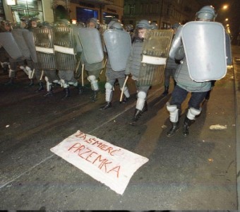 zdjęcie kordonu policji na ulicy 