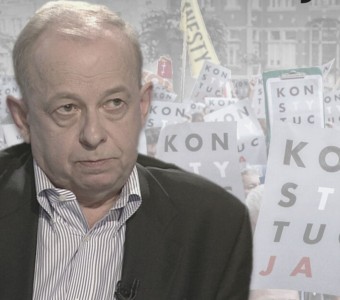 zdjęcie mężczyzny w średnim wieku, w tle kadr z pochodu, flagi, napis "konstytucja"
