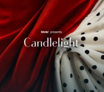 zdjęcie szat królewskich, czerwonej i białej w czarne kropki, napis "candlelight"