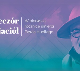 grafika fiolety, turkus, napis "wieczór przyjaciół" w tle portret Pawła Huelle - mężczyzna w kapeluszu, okularach