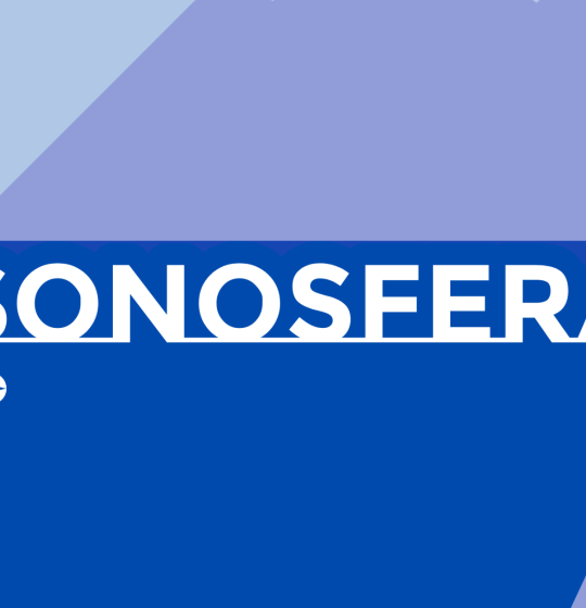 niebieskie figury geometryczne, biały napis "sonosfera"