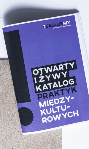 zdjęcie katalogu na biurku